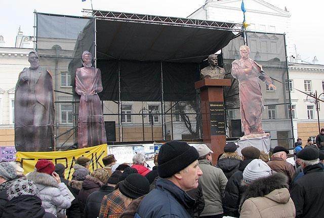 В Виннице оппозиционеры установили памятник Тарасу Шевченко