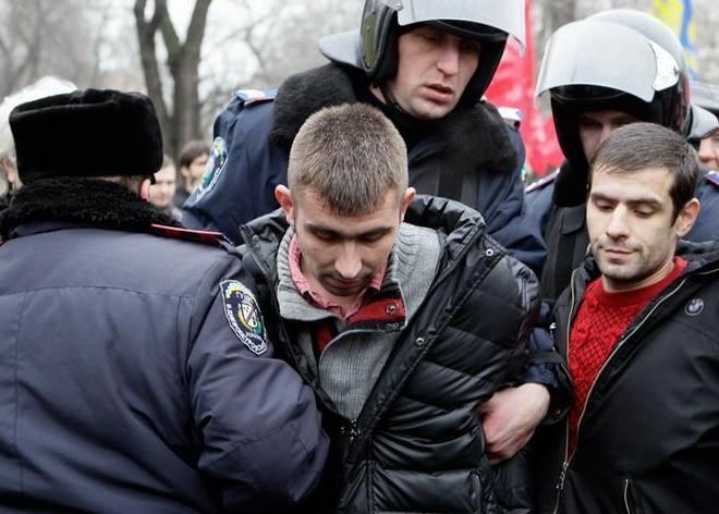 На вече в Днепропетровске, где выступит Кличко, поймали мужчин с зеленкой
