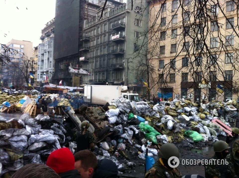 Грейдеры перестраивают баррикады на Грушевского