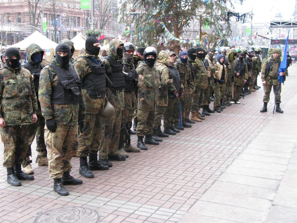 Сотня озброєних палицями активістів не хочуть залишати КМДА