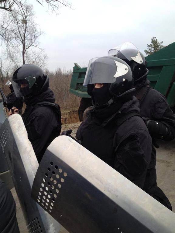 Дом Генпрокурора охраняют бойцы в полном вооружении