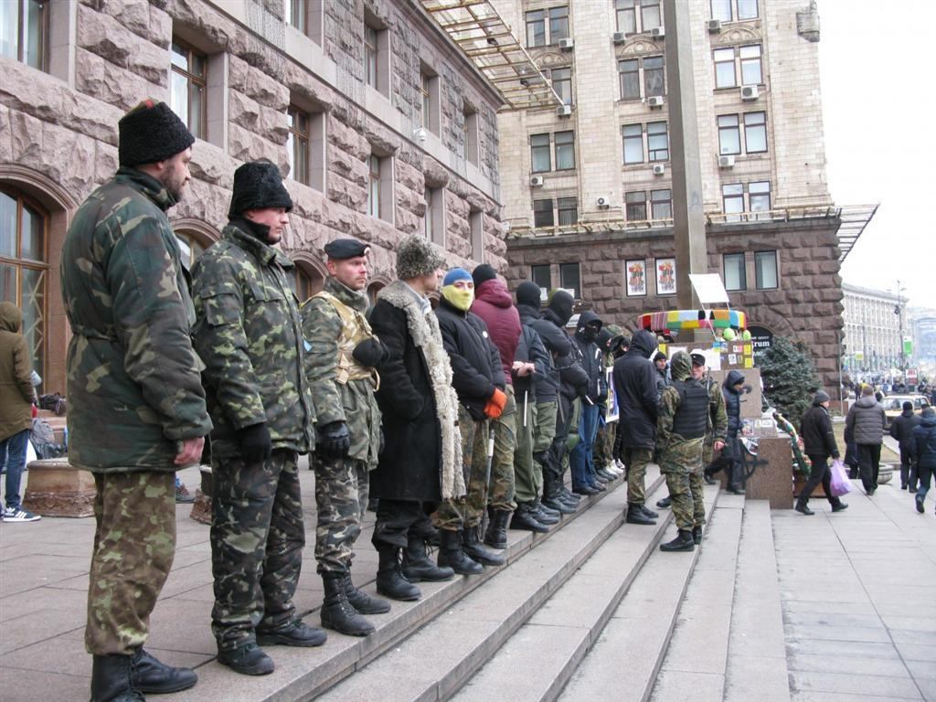 Сотня озброєних палицями активістів не хочуть залишати КМДА