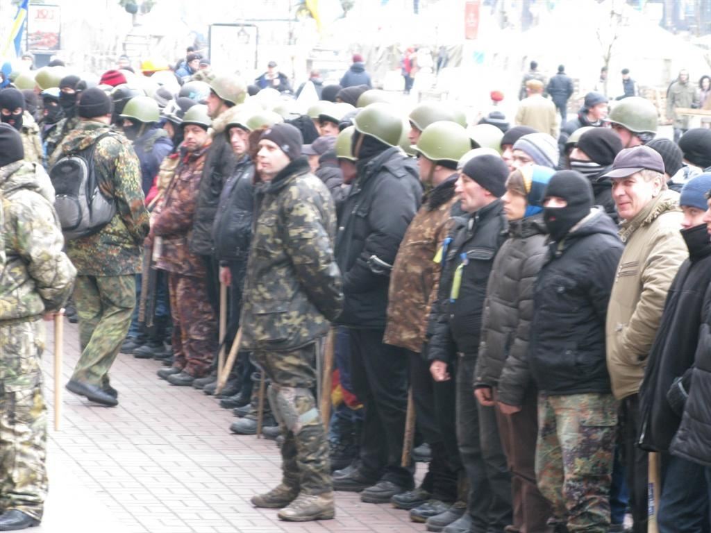 Сотня вооруженных палками активистов не хотят покидать КГГА