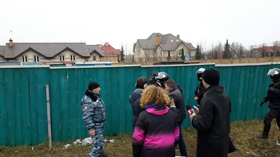 Автомайдановцы повесили на забор Пшонки "решение всенародного суда"
