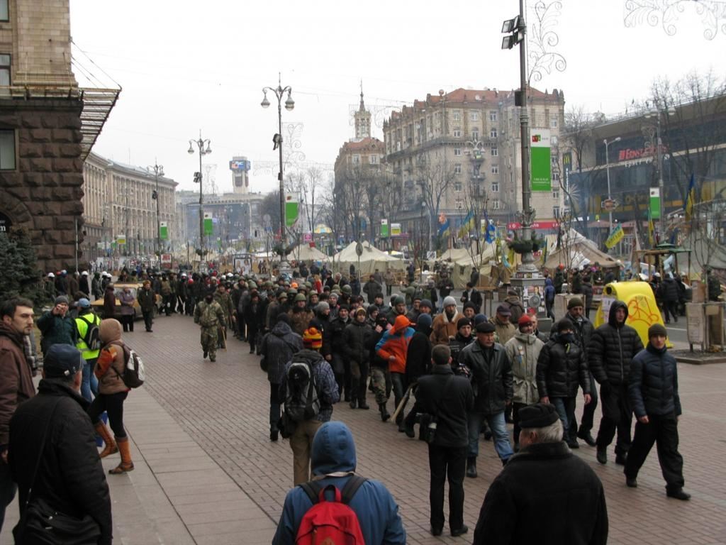 Сотня озброєних палицями активістів не хочуть залишати КМДА