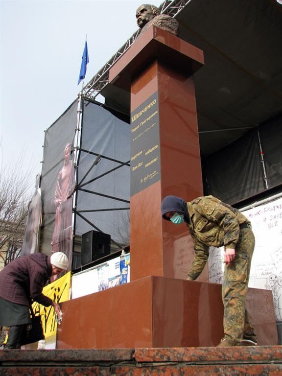У Вінниці опозиціонери встановили пам'ятник Тарасу Шевченку