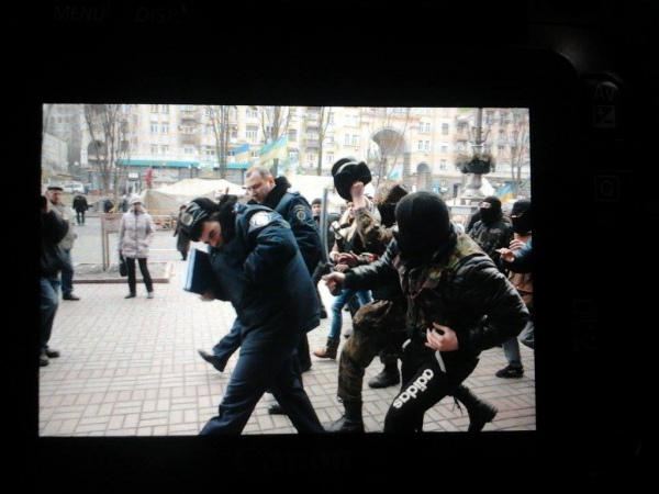 Невідомі в масках на Хрещатику побили міліціонерів