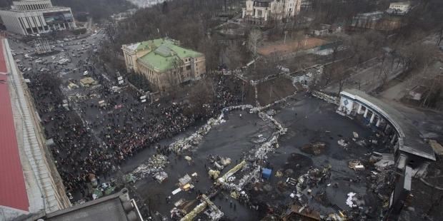Комунальники запалять світло над барикадами на Грушевського