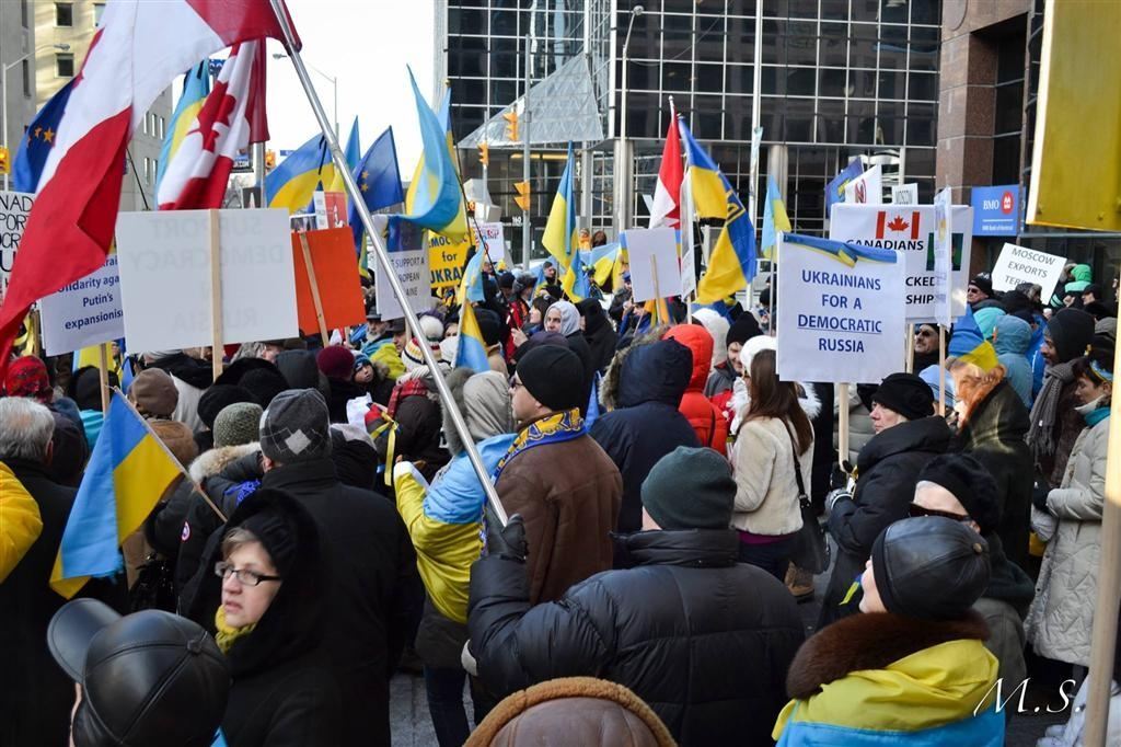 "Путін, прибери руки від України!": Активісти в Торонто пікетували консульство РФ