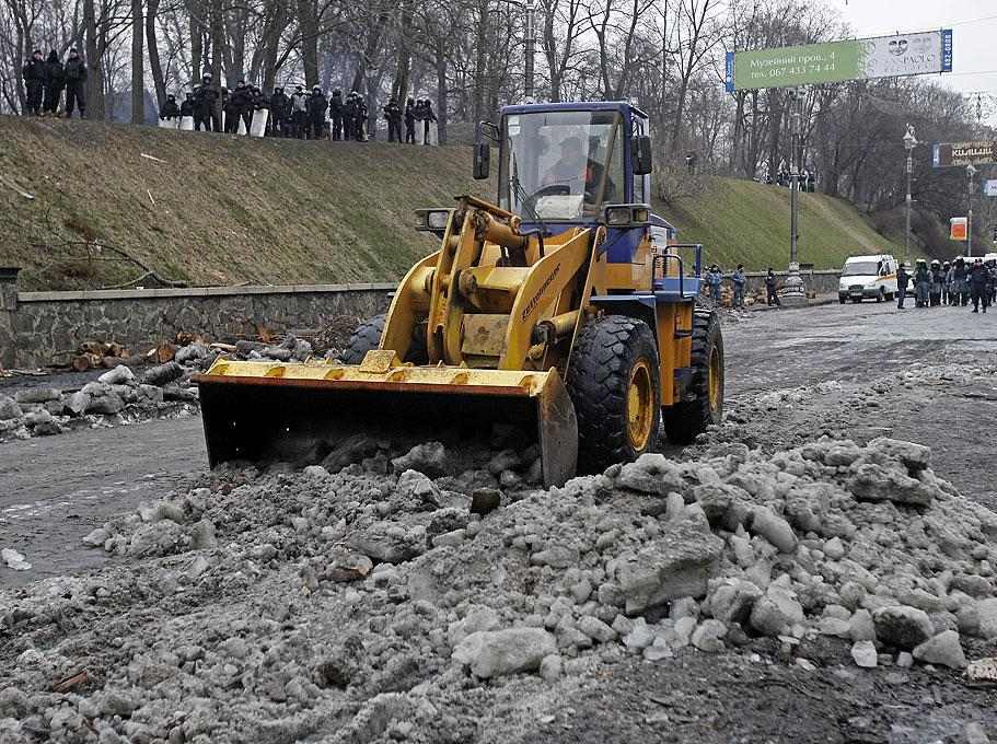  С Грушевского вывезли 100 машин мусора, улицу помыли