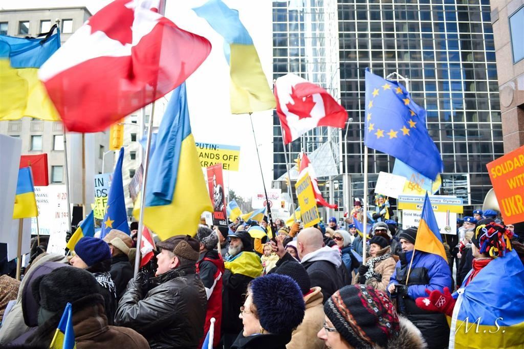 "Путин, убери руки от Украины!": активисты в Торонто пикетировали консульство  РФ