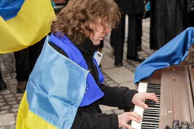 В Нью-Йорке активисты сыграли на желто-синем пианино 