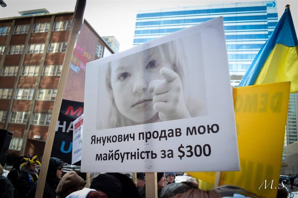 "Путин, убери руки от Украины!": активисты в Торонто пикетировали консульство  РФ