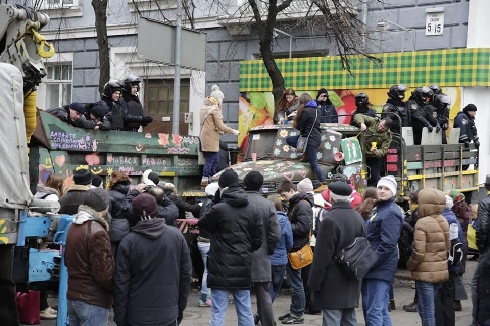 Грузовики ВВ-шников возле Рады разрисовали цветочками