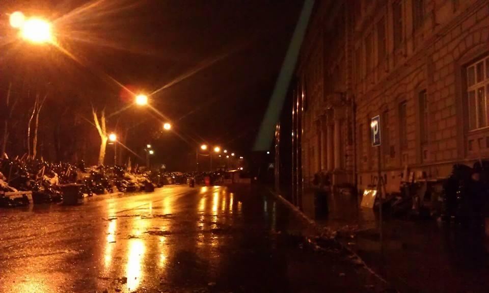 Вночі біля Львівської ОДА комунальники розібрали барикаду