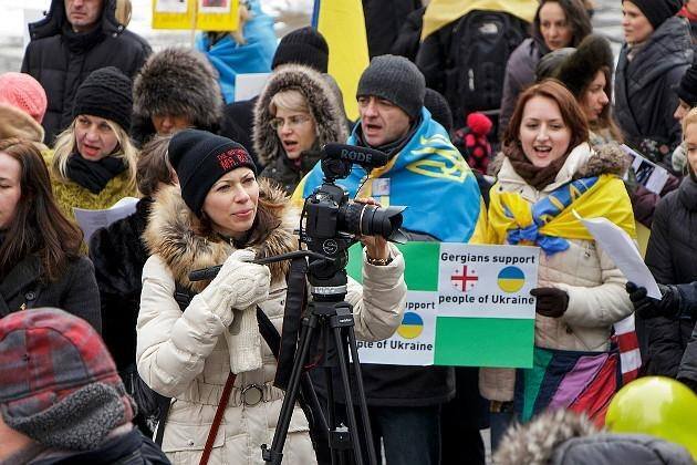 В Нью-Йорке активисты сыграли на желто-синем пианино 