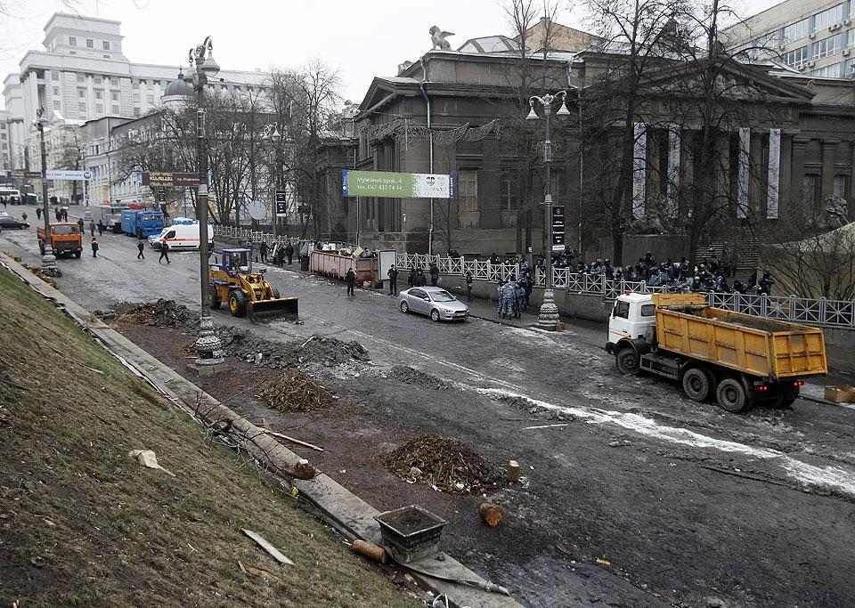  С Грушевского вывезли 100 машин мусора, улицу помыли