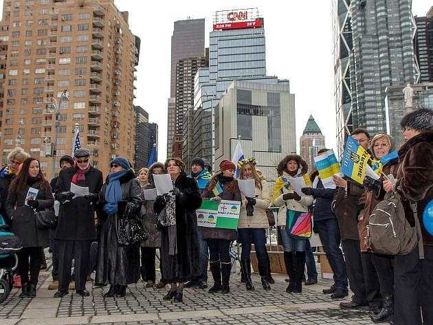 В Нью-Йорке активисты сыграли на желто-синем пианино 