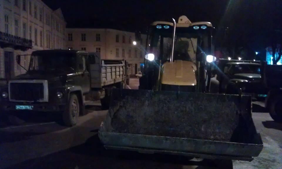 Ночью возле Львовской ОГА коммунальщики разобрали баррикаду