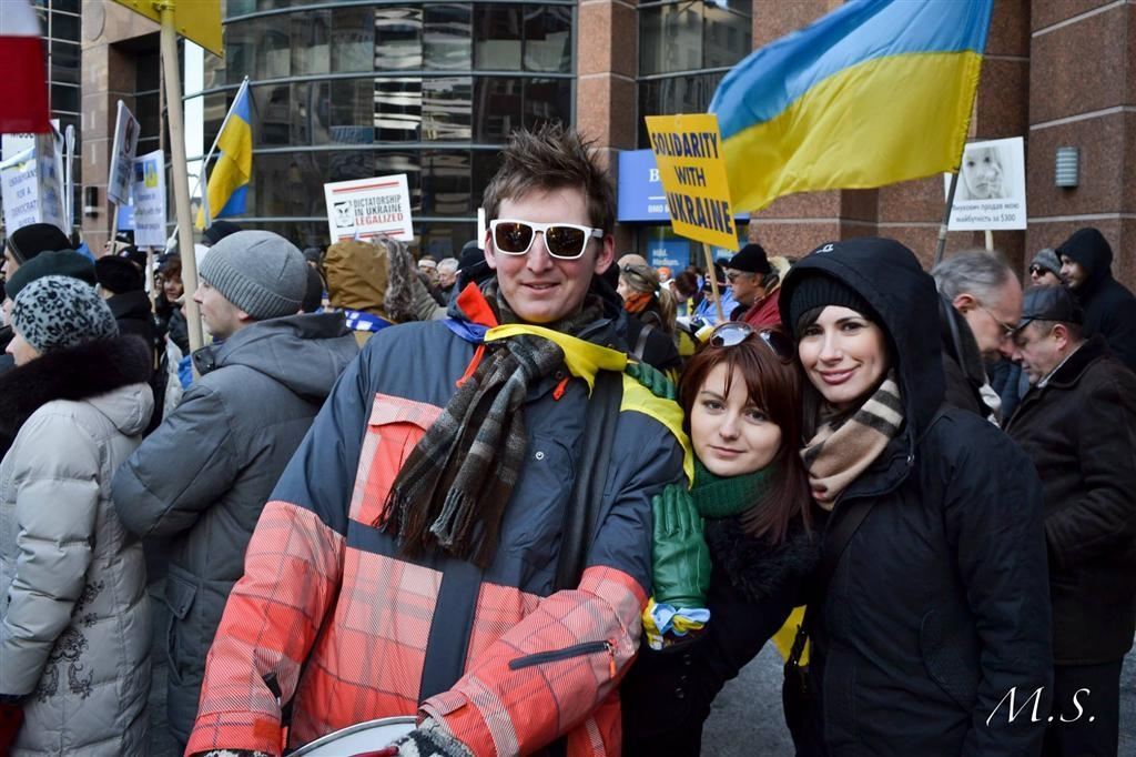 "Путин, убери руки от Украины!": активисты в Торонто пикетировали консульство  РФ