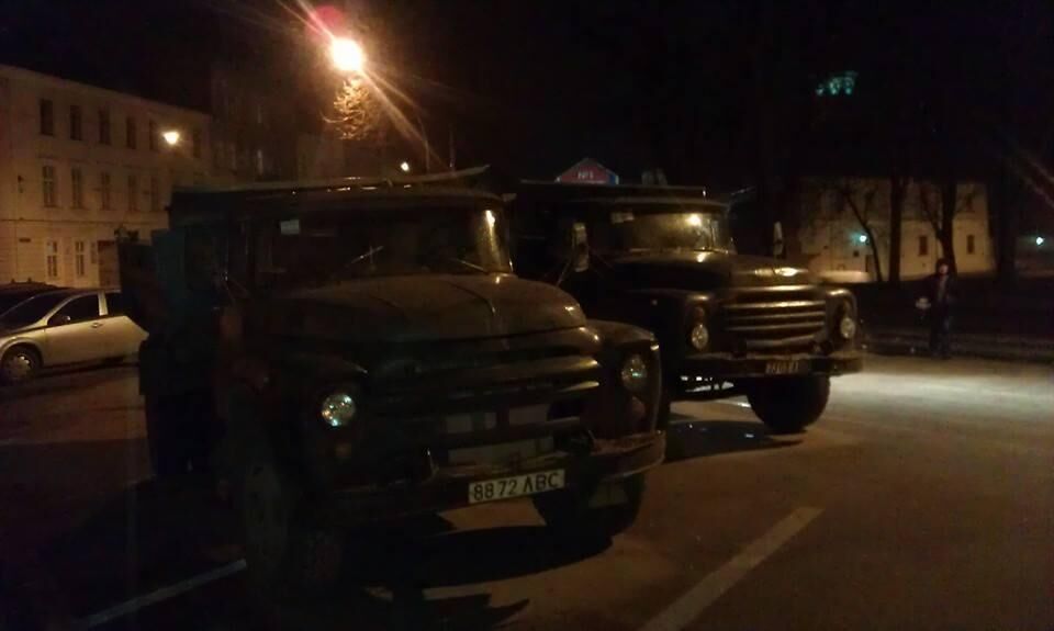 Ночью возле Львовской ОГА коммунальщики разобрали баррикаду