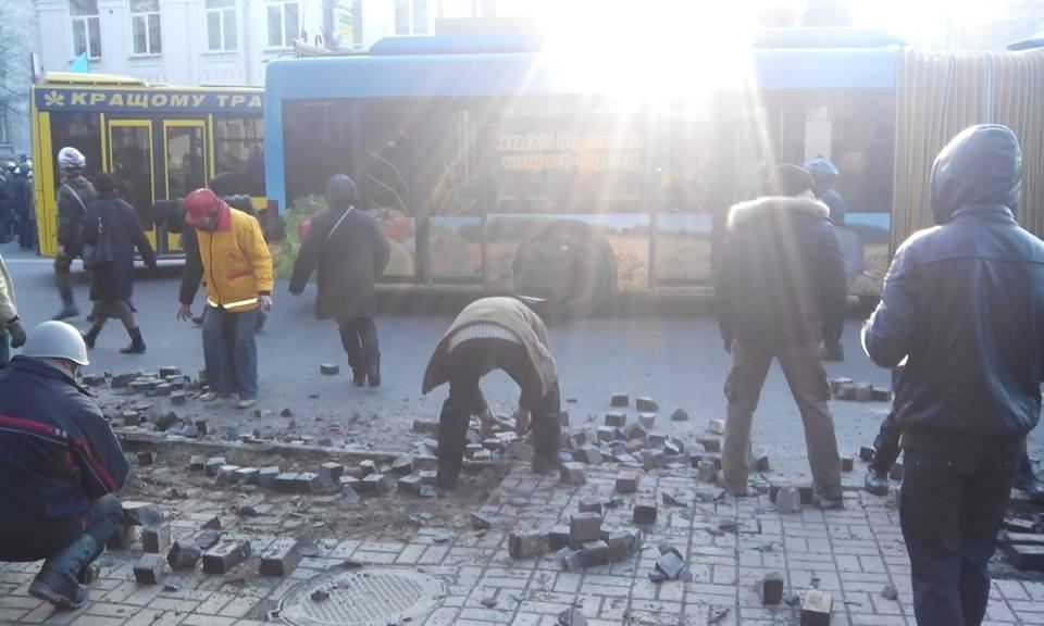 Зіткнення в Києві: силовики почали штурм. Фоторепортаж