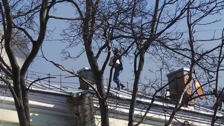З даху будинку на розі Інститутської і Шовковичної "Беркут" кидає в протестувальників гранати