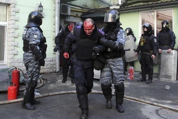 Зіткнення в Києві: силовики почали штурм. Фоторепортаж