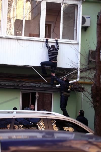 Из окон зданий возле Рады из-за угрозы захвата выпрыгивали люди