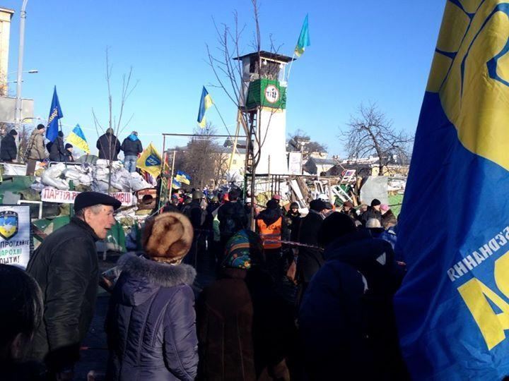 Активистов Майдана у Рады встречают силовики с оружием, два водомета и БТРа