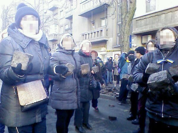 На Інститутській демонстранти закидають міліцію бруківкою