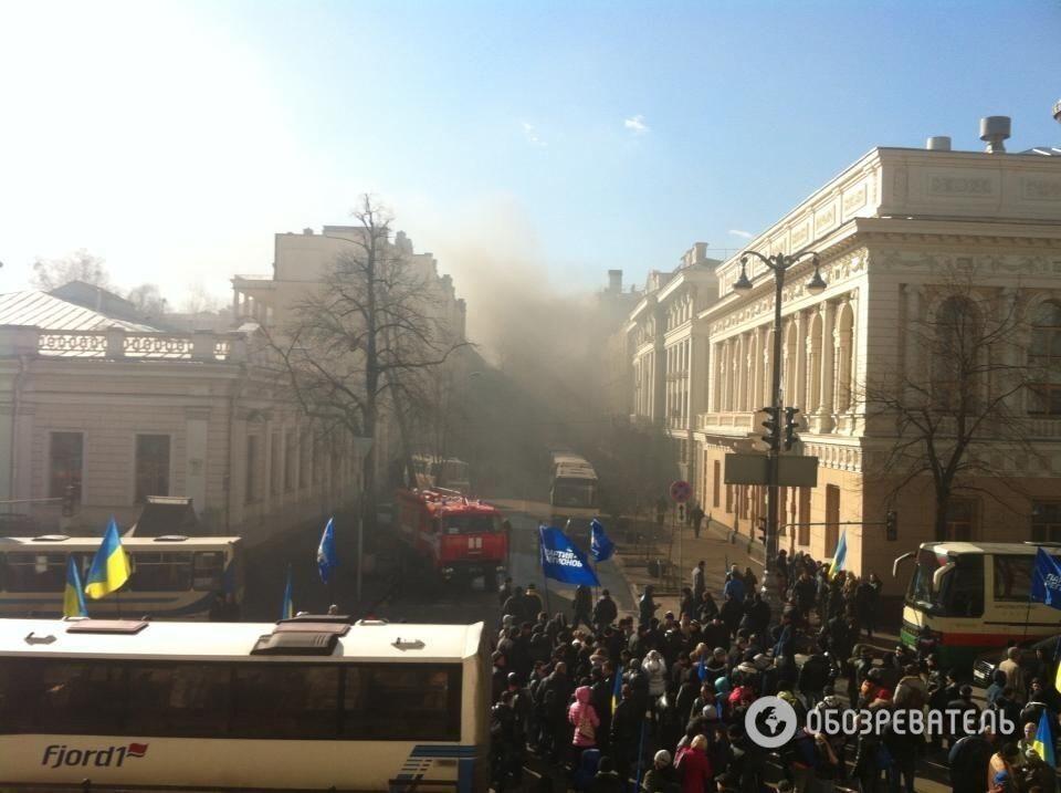 Протестующие подожгли грузовик: ул. Шелковичная в дыму