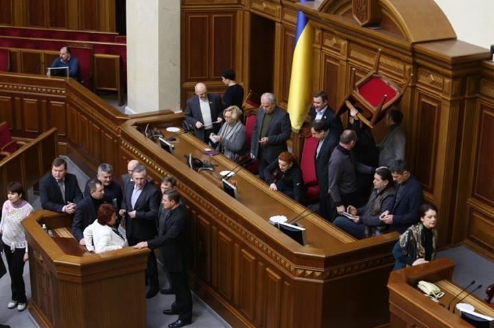 Оппозиция заблокировала трибуну и президиум Рады