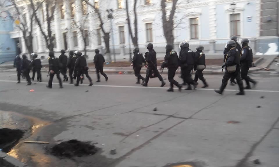 "Беркут" в Киеве вооружили автоматами Калашникова