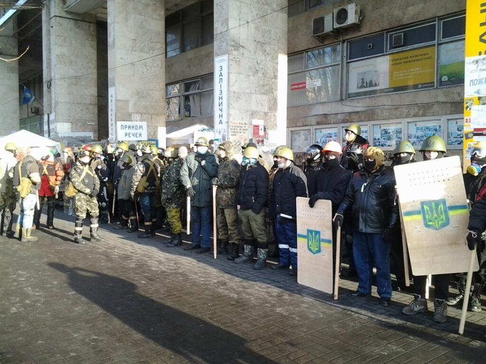 На Інститутській майданівці з дрючками формуються в колони