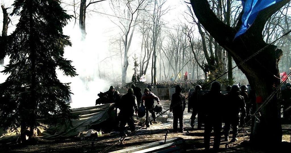 В Мариинском парке подожгли палатки антимайдана