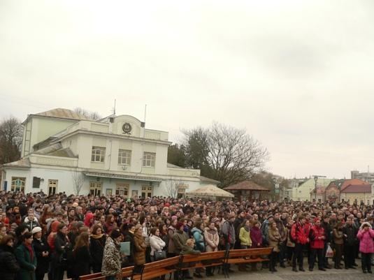 Митингующие захватили Закарпатскую ОГА
