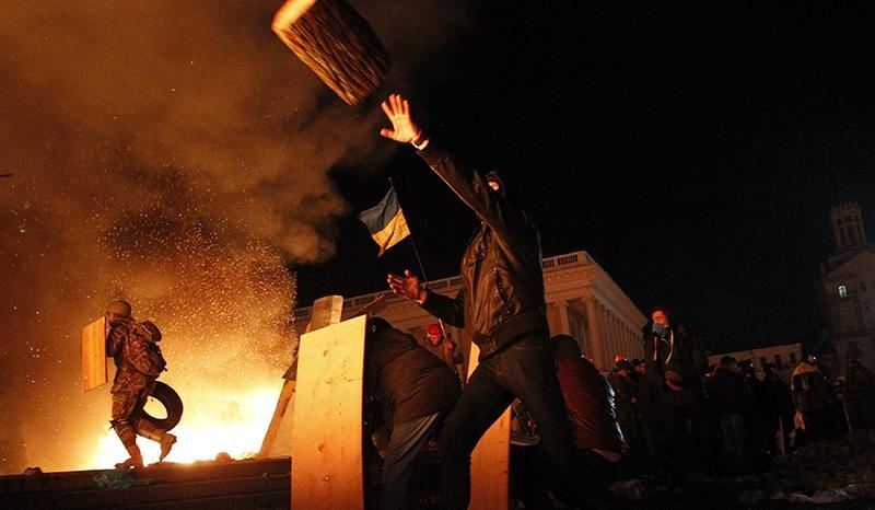 Нічне протистояння на Майдані. Фото