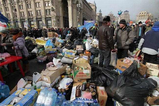 На Майдане люди готовятся отражать штурм
