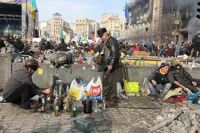 На Майдані люди готуються відбивати штурм