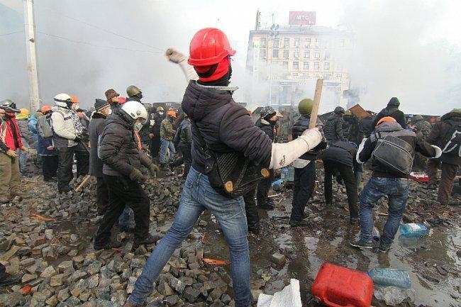 На Майдані люди готуються відбивати штурм
