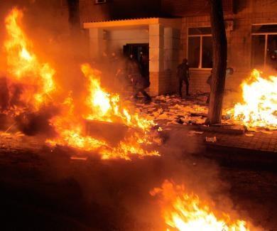 У Полтаві мітингувальники підпалили офіс ПР і беруть штурмом ОДА