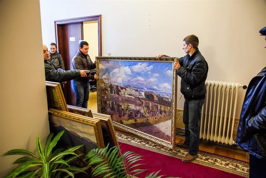 Співробітники художнього музею "знайшли" свої картини в Закарпатській ОДА