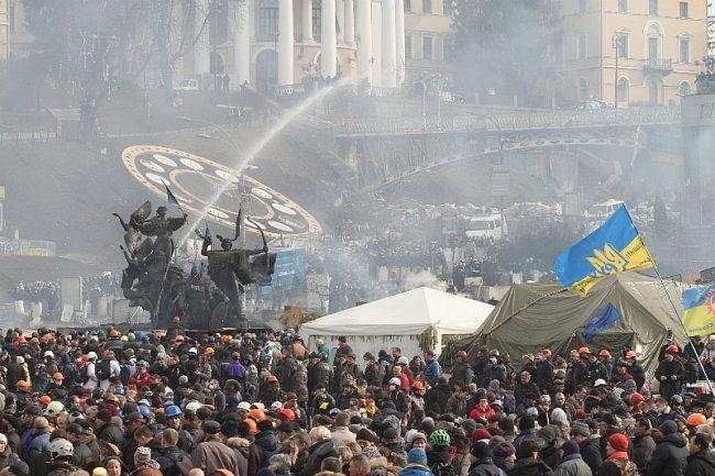 На Майдані люди готуються відбивати штурм