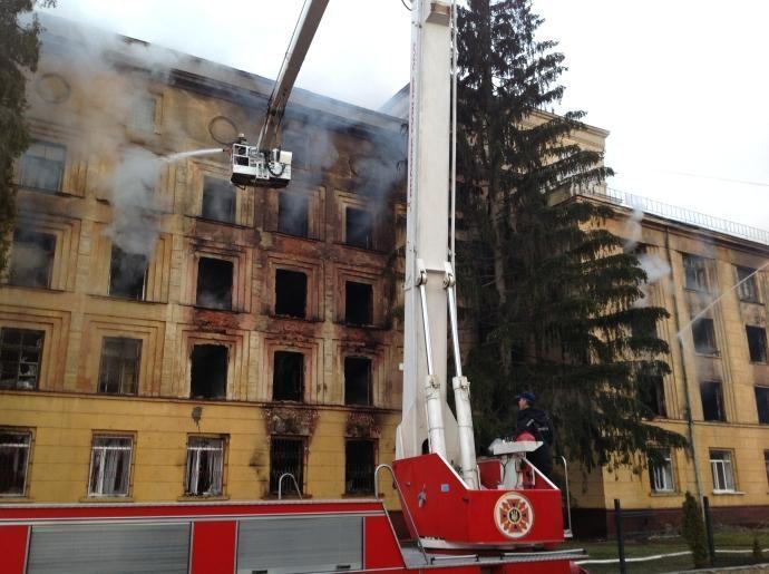 У Львові кілька годин горить військова частина