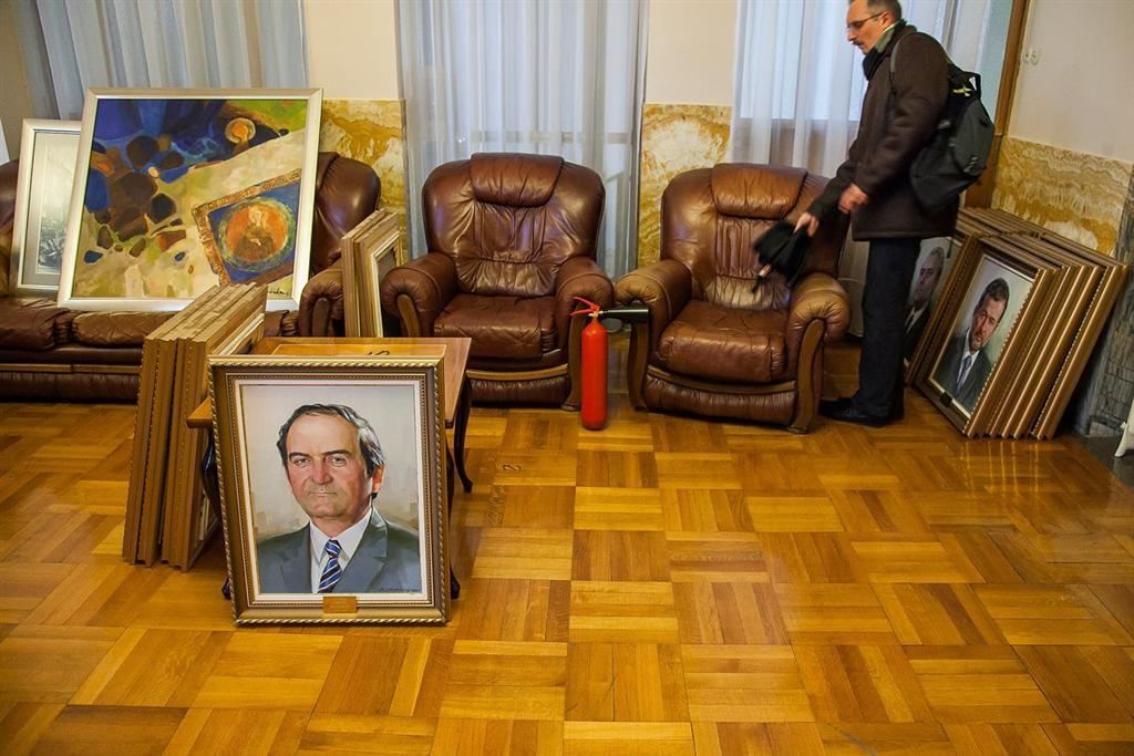 Співробітники художнього музею "знайшли" свої картини в Закарпатській ОДА