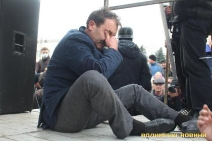В Луцке губернатора приковали наручниками на сцене Майдана