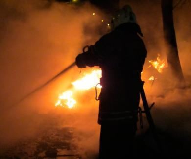 У Полтаві мітингувальники підпалили офіс ПР і беруть штурмом ОДА