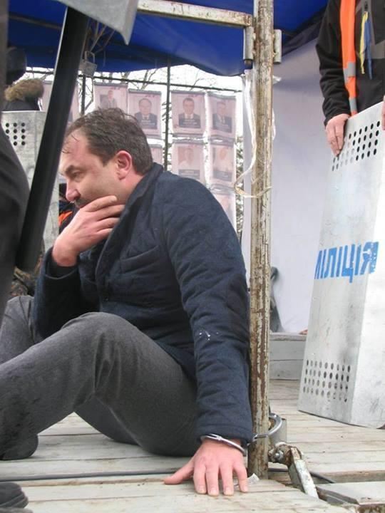У Луцьку губернатора прикували наручниками на сцені Майдану