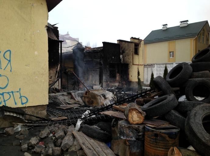 Во Львове несколько часов горит воинская часть